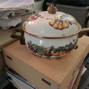 Tabletops Unlimited Dutch Oven